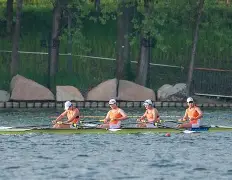 包含赛艇赛场再起风云：东城青龙队惊险晋级滇池火狐队，赛场气氛火爆传控打穿防线的词条