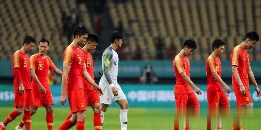 高尔夫热身赛焦点战：海滨迅豹队翻盘洞庭巨龙队，外线火力全开。保级形势悄然变化
